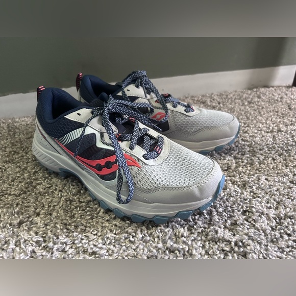 Saucony women’s sneakers, size 9. - Picture 6 of 8